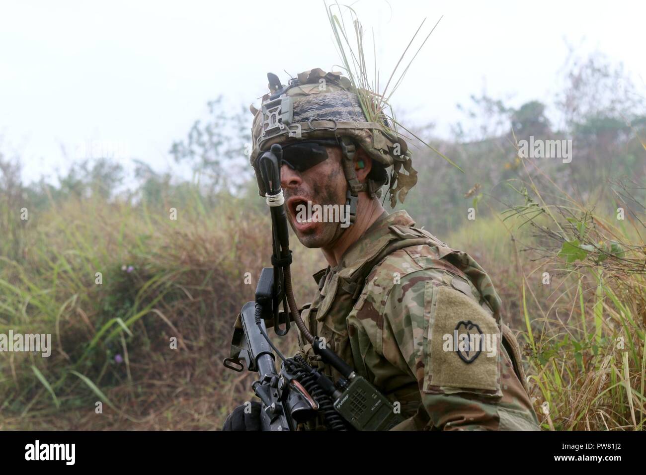 CIBENDA, Indonesien - Soldaten mit der Tentara Nasional Indonesia Armee (TNI-AD) und Borzai Unternehmen, 1.BATAILLON 27 Infanterie Regiment, 25 Infanterie Division (1-27 Wolfhounds) in einem Live Fire Übung (Lfx) Schulungsveranstaltung während Garuda Schild 27. September 2017 teilnehmen. Stockfoto