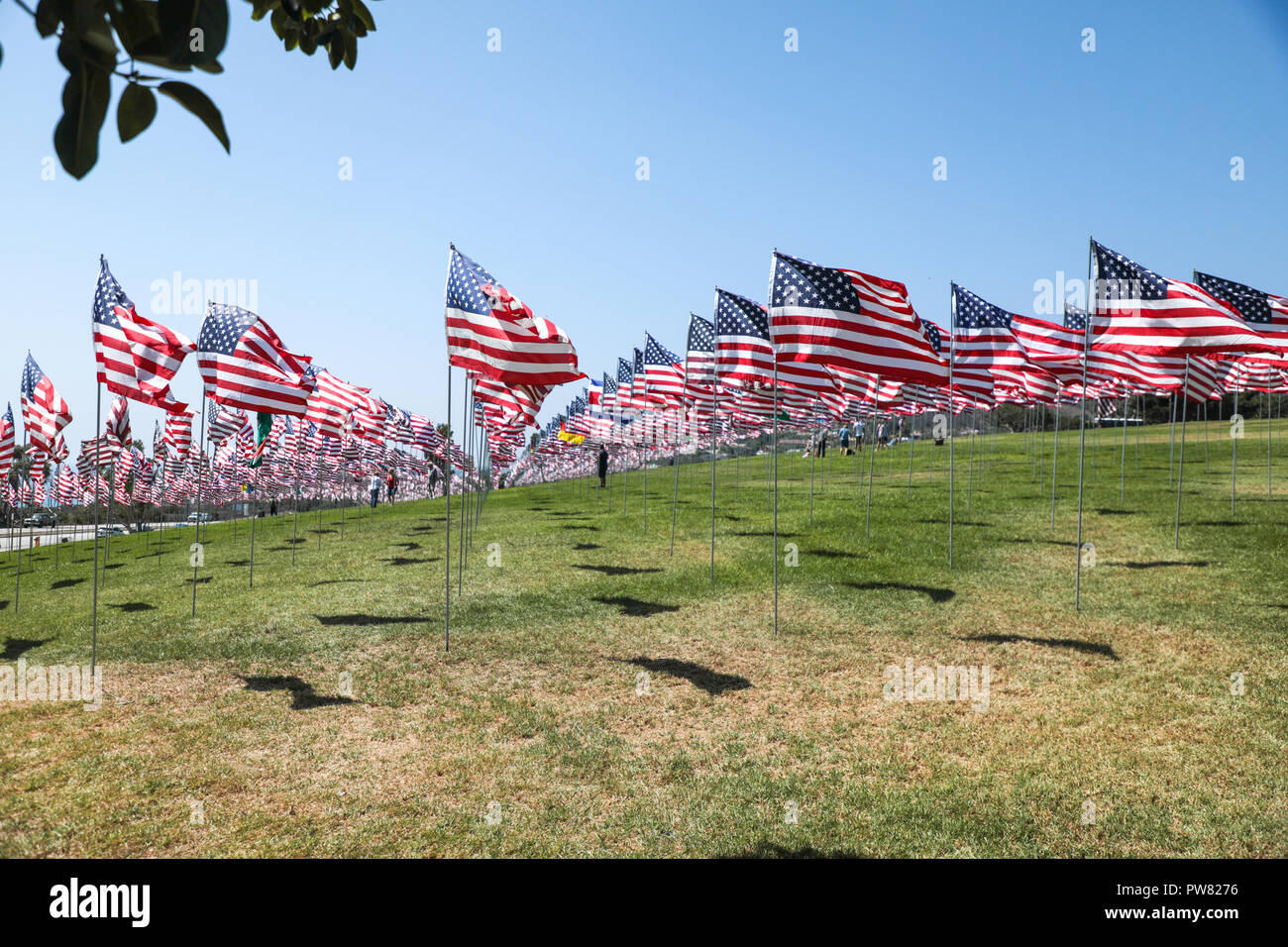 9/11 Memorial und "Wellen der Flags' an der Pepperdine University in Malibu, Kalifornien. Dies war der 11. jährlichen "Wellen der Flags', dass eine Anzeige von 2,977 Flaggen und eine Gedenkfeier zu Ehren der Opfer der Anschläge vom 11. Mit: Atmosphäre, In: Los Angeles, Kalifornien, Vereinigte Staaten, wenn: 11 Sep 2018 Credit: Sheri Determan/WENN.com Stockfoto