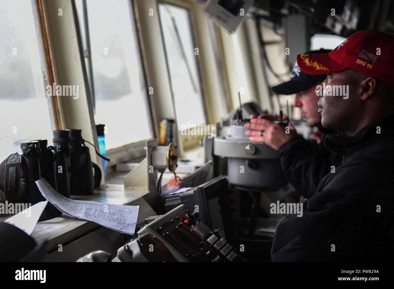 FASLANE, Schottland (Okt. 2010) 1, 2017) Cmdr. Timothy Moore, kommandierender Offizier der Arleigh-Burke-Klasse geführte Anti-raketen-Zerstörer USS Donald Cook (DDG75), überwacht den Betrieb von der Brücke, wie das Schiff fährt Faslane, Schottland, in der Übung gewaltige Schild 2017, Okt. 1 zu beteiligen. Dieses Schild ist in den USA eine 6. Flotte-led, Naval auffällig und Unterstützung der Kräfte der NATO-Übung durchgeführt, die Verbesserung der Interoperabilität der Alliierten in einem live-fire integrierte Luft- und Raketenabwehr Umwelt, den Einsatz der NATO Command und Control reporting Strukturen. Stockfoto