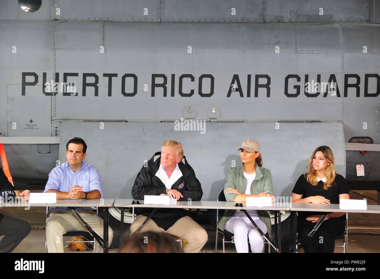 Reg. Ricardo Rossello, Pres. Donald Trump, erste Dame Melania Trump und des Gouverneurs Frau Beatriz Areizag Rosello treffen bei Luis Muniz Air National Guard Base, der Heimat der Puerto Rico Nationalgarde, um zu hören, lokalen und föderalen Führer der Hurrikan Schäden und Wiederherstellungsmaßnahmen diskutieren. Stockfoto