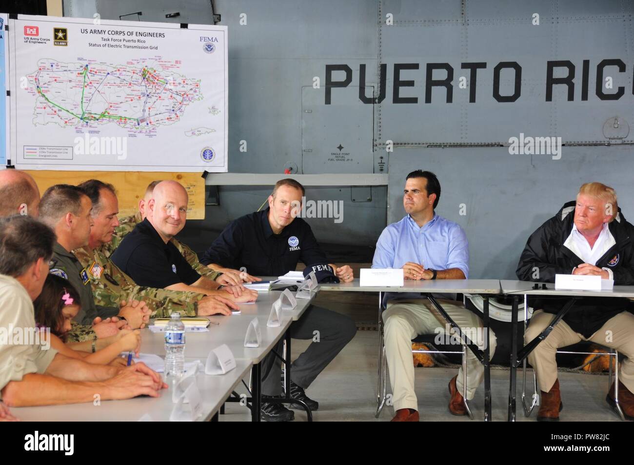 Die FEMA Chief Brock Lange, reg. Ricardo Rossello, und Pres. Donald Trump hören auf Bundes- und lokale Führer in Bezug auf die Schäden und logistische Bewertung der Hurrican Maria, wie sie an Luis Muniz Air National Guard Base, der Heimat der Puerto Rico National Guard. Stockfoto