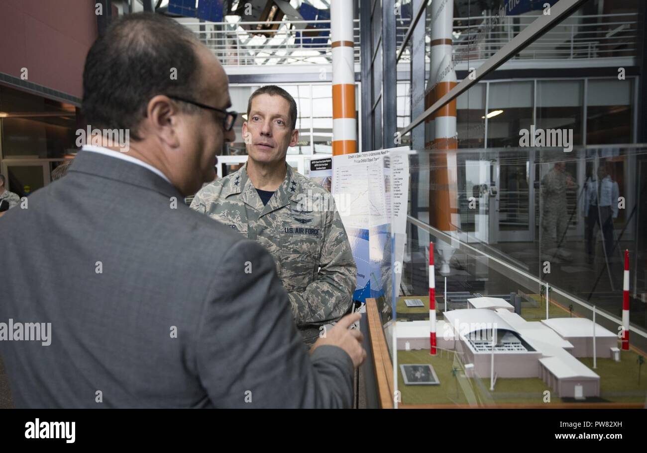 PETERSON AIR BASE, Colo-US-Luftwaffe Generalmajor Robert Skinner, stellvertretender Kommandeur der Air Force Space Command, übernimmt ein Modell der Raum Zaun Radar auf der Peterson Air Force Base, Colo., Sept. 29, 2017. Greg Larioni (links), Vice President und General Manager von Radar- und Überwachungssystemen bei Lockheed Martin, stellte das Modell, das zu AFSPC Hauptsitz angezeigt werden. Der Raum Zaun System, jetzt kurz vor der Fertigstellung auf Kwajalein Atoll, wird erwartet, um die Fähigkeit der Luftwaffe zu identifizieren und verfolgen der Objekte im Orbit zu verbessern. Der 21. Platz Flügel wird die Stockfoto