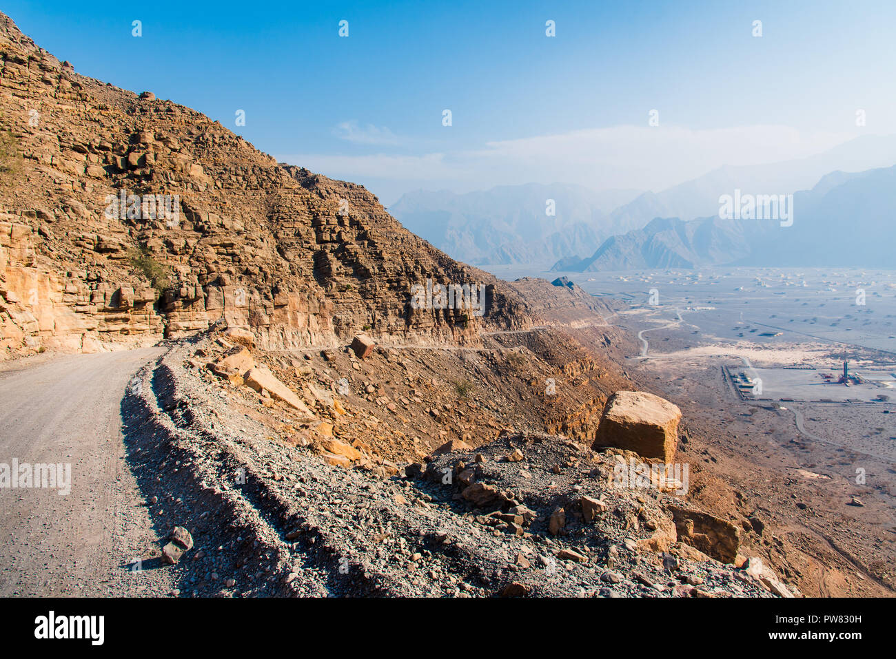 Malerische Wüste Straße von Felsen in Musandam Oman umgeben Stockfoto