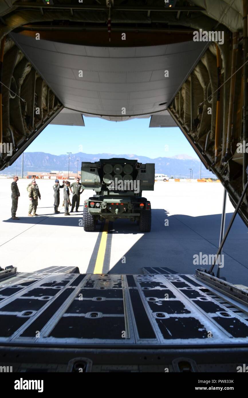 Soldaten aus 3 Colorado Armee der Nationalen Wachbataillon, 157 Field Artillery, bereiten ihre High Mobility Artillery Rocket System auf eine Hercules C-130 Flugzeugen aus den 41 Airlift Squadron zu laden, 19 Airlift Wing, Little Rock Air Force Base in Colorado Springs, Colo., Flughafen für Lieferung in Fort Carson, Sept. 20, 2017. Zur Unterstützung der Übung War Horse Streik, diese gemeinsame Mission zwischen 3-157 th FA und der 19 Airlift Wing, 41 Airlift Squadron, von Little Rock Air Force Base, half nicht nur, die Anforderung des Bataillons ihre HIMARS zur Luftbrücke und Verhalten" heißen Panel "tra Treffen Stockfoto