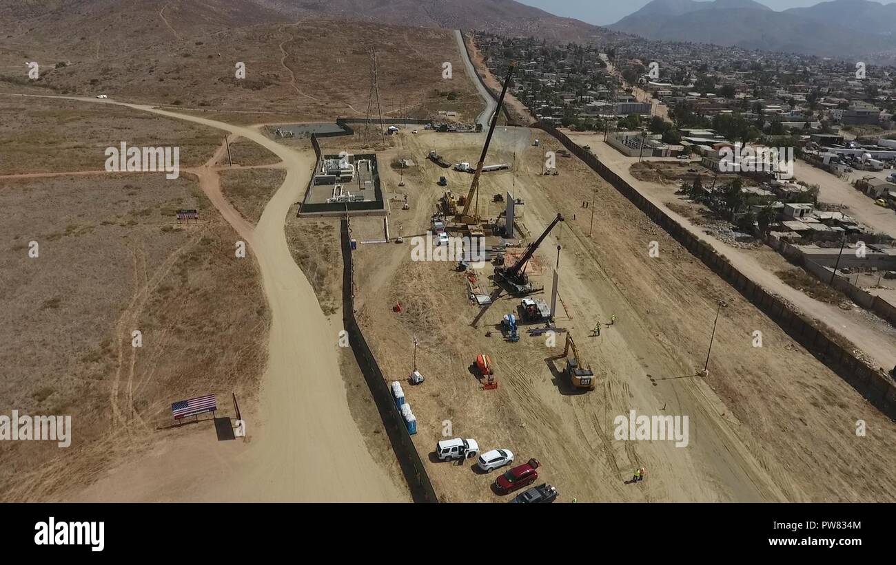 Eine Luftaufnahme von einer Baustelle in der Nähe der Otay Mesa Einfuhrhafen außerhalb von San Diego, Kalifornien, zeigt Besatzungen, die Grundlage für die Konstruktion von Prototypen der vorgeschlagenen Grenzmauer zwischen den Vereinigten Staaten und Mexiko Oktober 3, 2017. Stockfoto