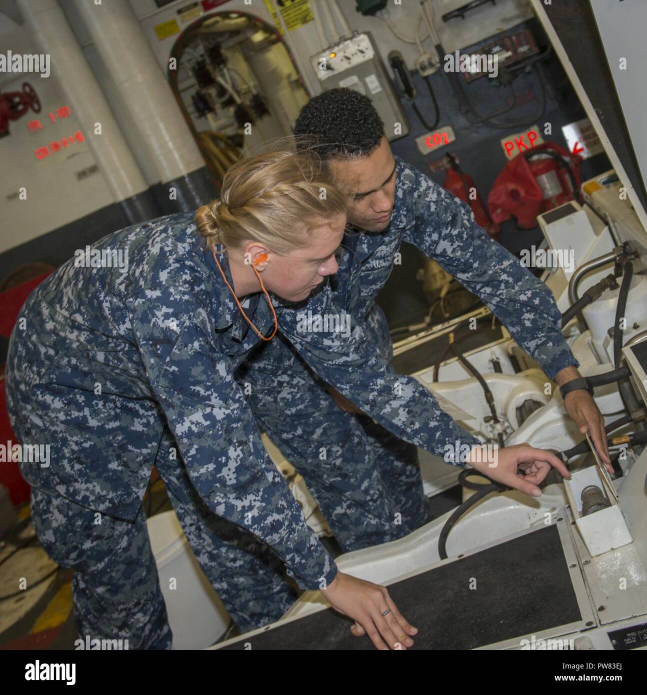 MAYPORT, Fla (Okt. 2010) 3, 2017) der Luftfahrt Bootsmann Mate (Handling) Airman Alison Kexel und der Luftfahrt Bootsmann Mate (Handling) 3. Klasse Jordanien Junge führen Sie eine Inspektion eines Preoperational spotting Dolly im Hangar Bucht des Amphibious Assault ship USS Iwo Jima (LHD7). Iwo Jima zurück, nachdem vor kurzem Abschluss der Erstinstallation des humanitären Hilfsmaßnahmen nach dem Hurrikan Irmas Landfall in Key West, Florida um HOMEPORT. Stockfoto