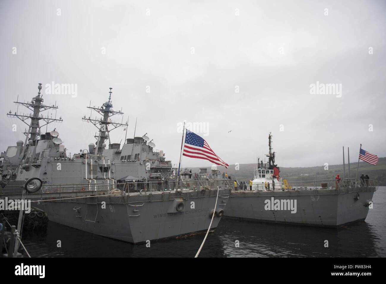 FASLANE, Schottland (Okt. 2010) 1, 2017) Der Arleigh-burke-Klasse geführt - Flugzerstörer USS Winston S. Churchill (DDG81) und der USS Mitscher (DDG57) in Faslane, Schottland vertäut sind, während der Übung gewaltige Schild (FS) 2017. FS-17 ist eine in den USA 6 Flotte-led, Naval auffällig und Unterstützung der Kräfte der NATO-Übung durchgeführt, die Verbesserung der Interoperabilität der Alliierten in einem live-fire integrierte Luft- und Raketenabwehr Umwelt, den Einsatz der NATO Command und Control reporting Strukturen. Stockfoto