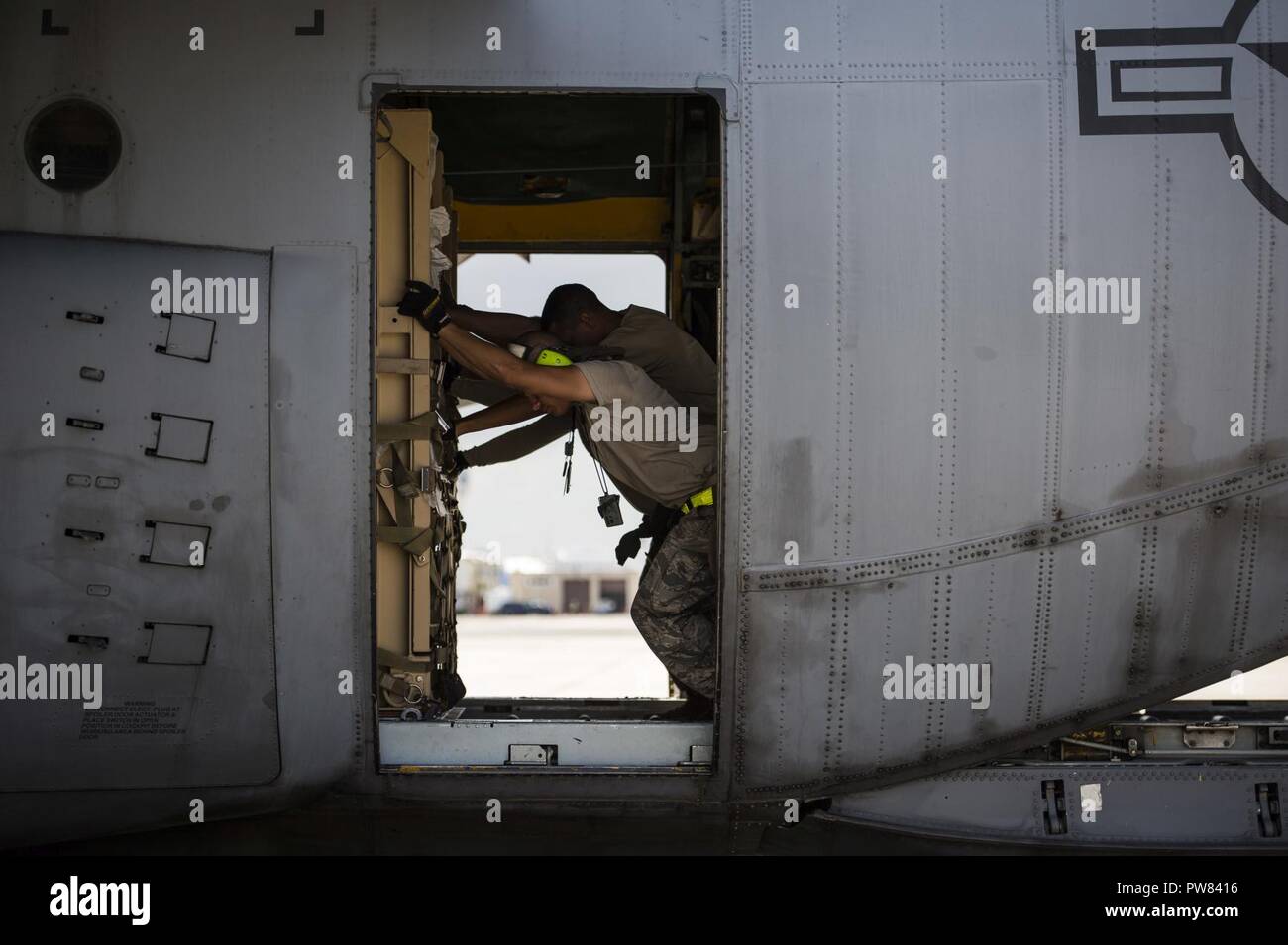 WC-130E Hercules Besatzungsmitglieder bewegen Fracht am Muñiz Air National Guard Base, Puerto Rico, Oktober 2, 2017. Hurrikan Maria gebildet in den Atlantischen Ozean und den betroffenen Inseln in der Karibik, einschließlich Puerto Rico und den U.S. Virgin Islands. Us-Militär Vermögenswerte unterstützt die FEMA sowie staatliche und lokale Behörden in Rettungs- und Hilfsmaßnahmen. Stockfoto