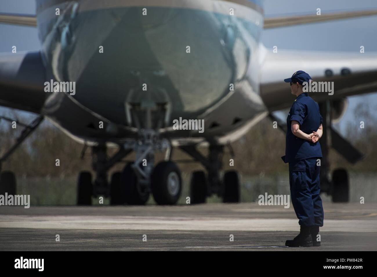 Ein US-Küste der Scots Guards, warten auf die Ankunft der Air Force One auf Muñiz Air National Guard Base, Puerto Rico, Oktober 3, 2017. Präsident Trumpf und die First Lady, Melania Trump angekommen nach Puerto Rico's Regierungsbeamte und Vertreter der FEMA auf der Recovery Bemühungen von Hurrikan Maria zu sprechen. Hurrikan Maria gebildet in den Atlantischen Ozean und den betroffenen Inseln in der Karibik, einschließlich Puerto Rico und den U.S. Virgin Islands. Us-Militär Vermögenswerte unterstützt die FEMA sowie staatliche und lokale Behörden in Rettungs- und Hilfsmaßnahmen. Stockfoto