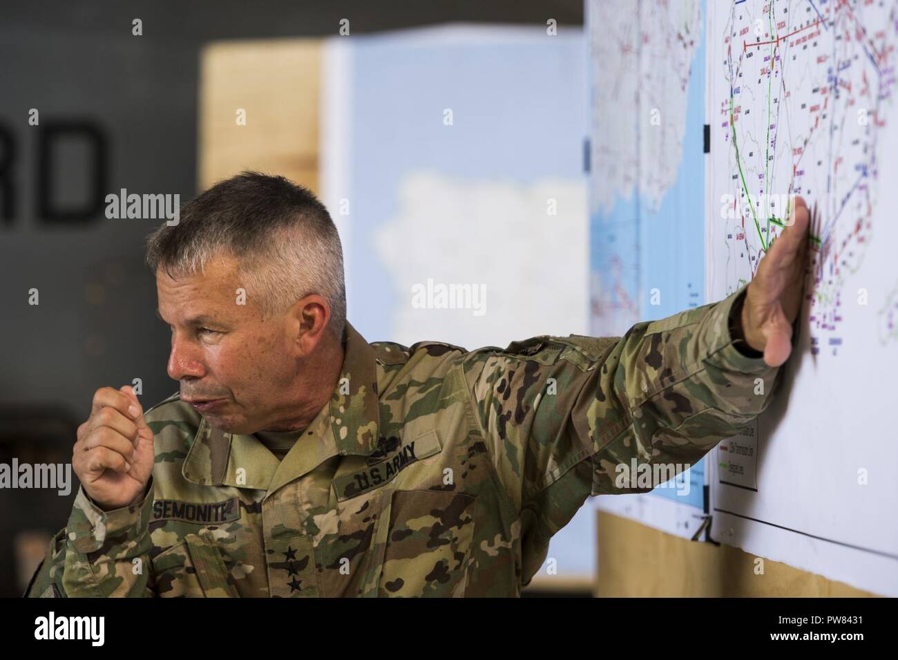 Generalleutnant Todd Semonite, Leiter der Ingenieure und kommandierenden General der US-Armee Korps der Ingenieure, Slips Regierungsbeamte auf der Recovery Anstrengungen in Puerto Rico an der Muñiz Air National Guard Base, Oktober 3, 2017. Hurrikan Maria gebildet in den Atlantischen Ozean und den betroffenen Inseln in der Karibik, einschließlich Puerto Rico und den U.S. Virgin Islands. Us-Militär Vermögenswerte unterstützt die FEMA sowie staatliche und lokale Behörden in Rettungs- und Hilfsmaßnahmen. Stockfoto