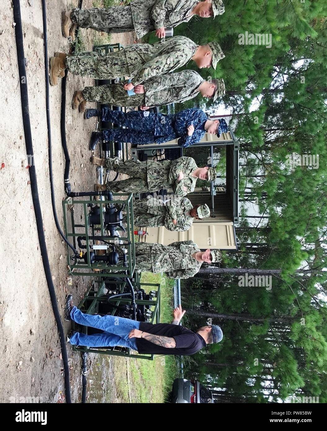 VIRGINIA BEACH, Virginia (Sept. 20, 2017) ein Ausbilder erläutert die Komponenten und Pre-Checks vor dem leichten Wasserreinigungssystem (LWPS) während des Trainings für Seabees onboard Gemeinsame Expeditionary Base wenig Creek-Fort Geschichte. Mit Umkehr-osmose-Technologie, der leichte, modular, Sehr transportabel, eigenständige LWPS in der Lage ist, die Reinigung bis zu 75 Gallonen pro Stunde von Salzwasser und 125 Gallonen pro Stunde von frischem Wasser ist. Marine Engineering Befehl Training Support Agentur Angeboten der Weiterbildung im Rahmen eines kohärenten integrierten Produkt Support Strategie für den LWPS Stockfoto