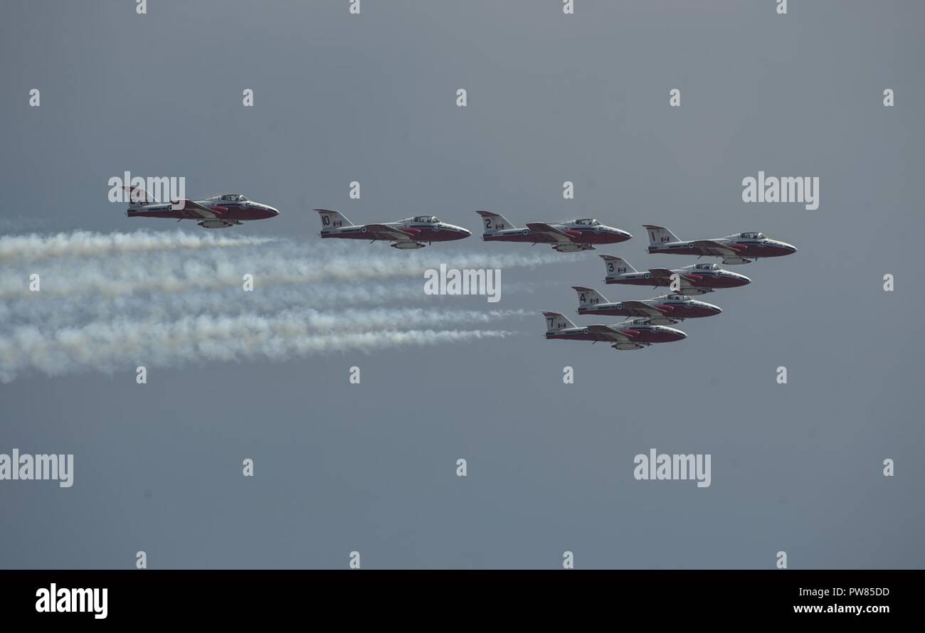 Die Royal Canadian Air Force Snowbirds fliegen in Formation während ihrer Leistung an der Antenne 2017 Breitling Huntington Beach Air Show in Huntington Beach, Calif., Okt. 1, 2017. 2017 Breitling Huntington Beach Air Show bestand aus Leistungen aus einer Vielzahl von Antenne demonstration Teams fliegen moderne Flugzeuge und vintage Kampfflugzeuge, die Huntington Beach Bürger und Mitglieder der Gemeinschaft das Fortschreiten der Luftfahrt der Geschichte unserer Nation zu sehen. Stockfoto