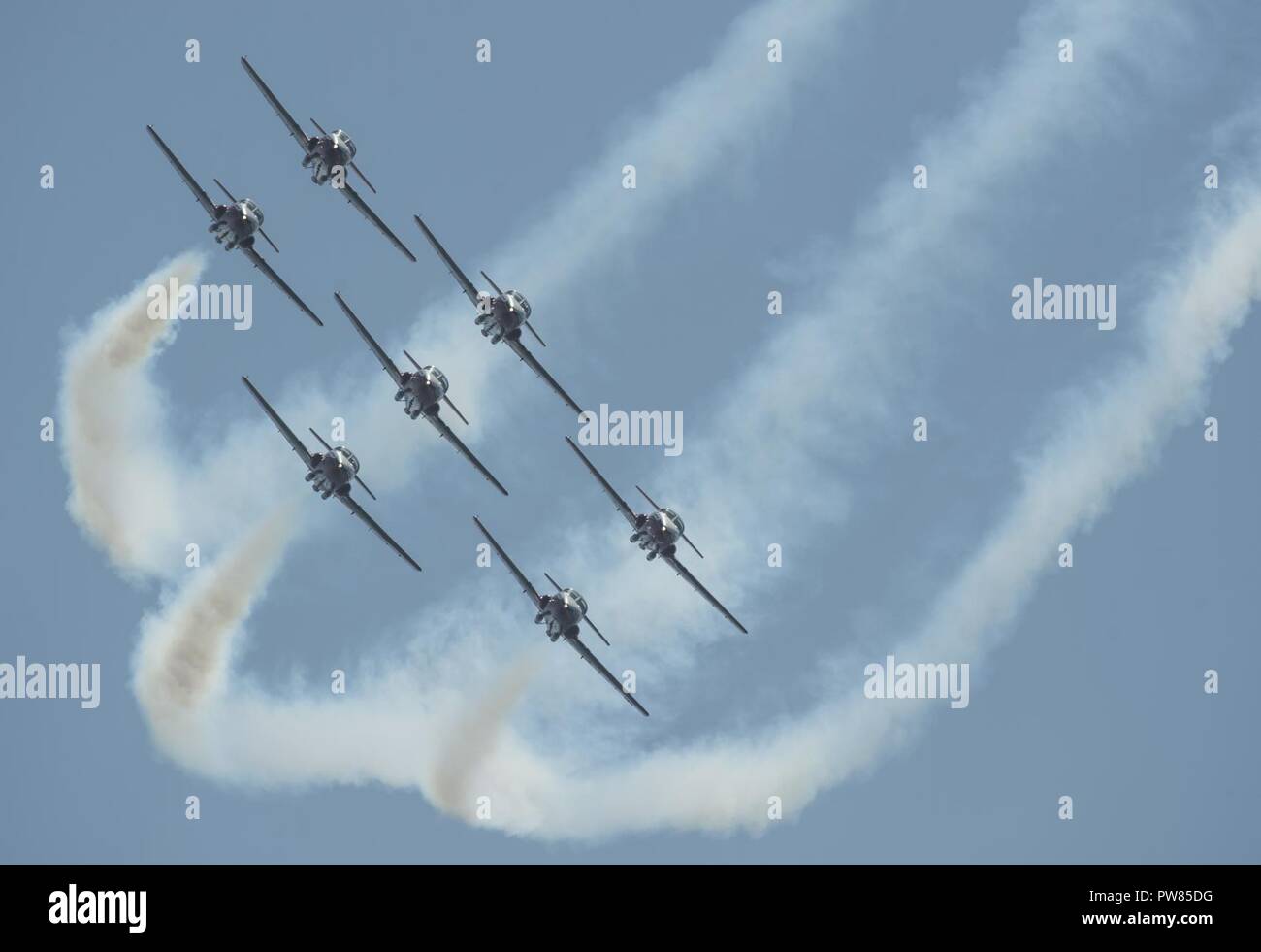 Die Royal Canadian Air Force Snowbirds fliegen in Formation an der 2017 Breitling Huntington Beach Air Show in Huntington Beach, Calif., Sept. 30, 2017. 2017 Breitling Huntington Beach Air Show bestand aus Leistungen aus einer Vielzahl von Antenne demonstration Teams fliegen moderne Flugzeuge und vintage Kampfflugzeuge, die Huntington Beach Bürger und Mitglieder der Gemeinschaft das Fortschreiten der Luftfahrt der Geschichte unserer Nation zu sehen. Stockfoto