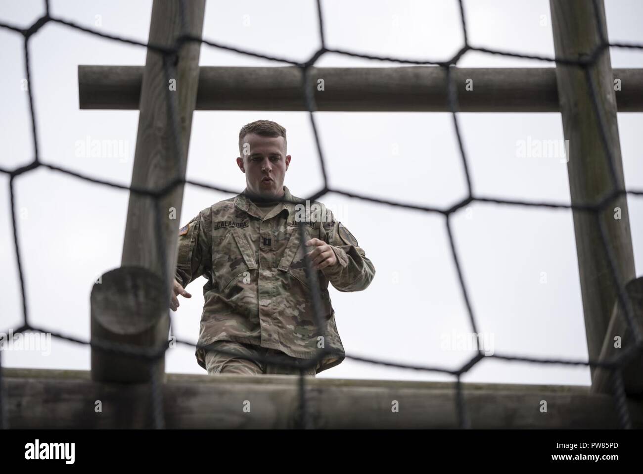 CAMP HOVEY, Republik Korea: Kapitän Brian Calandra (15 Brigade Support Battalion, 2nd Armored Brigade Combat Team, 1.Kavallerie Division) macht seinen Weg über ein Hindernis während der acht Armee beste Medic Wettbewerb am 27. September 2017. Soldaten, die in Zweierteams gegeneinander während mehrerer Ereignisse auf dem Kurs von zwei Tagen konkurrierten. Das Siegerteam wird auf sie achte Armee in der Armee beste Medic Wettbewerb 27. Oktober bis 2. November vertreten, 2017 im Camp Bullis, Texas. Stockfoto