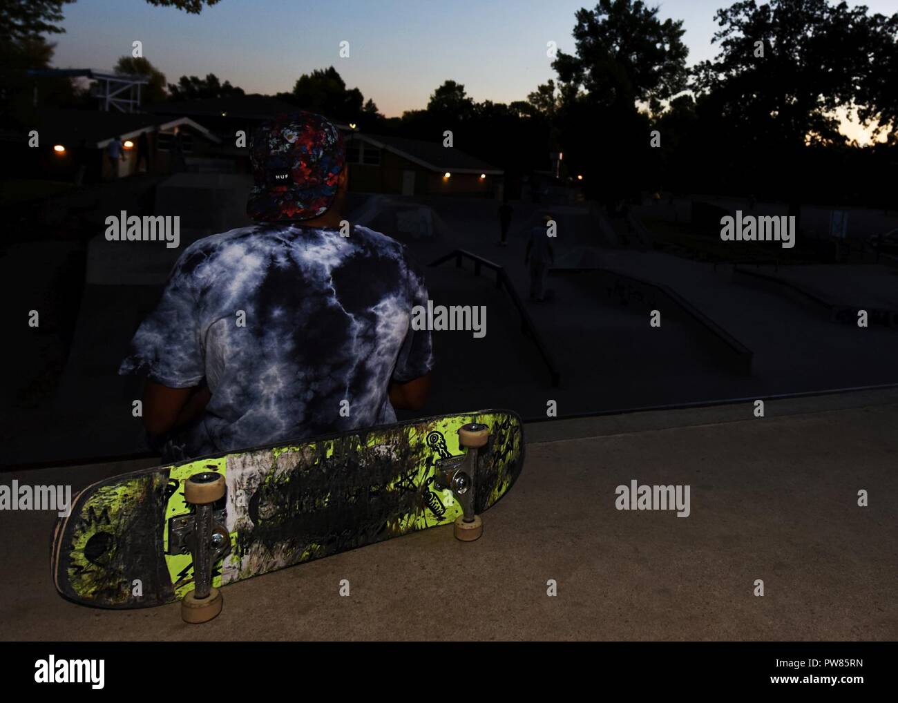 Airman 1st Class DuBois Spielzeug, 5. Logistik Bereitschaft Squadron Fahrzeug Betreuer, eine Auszeit nimmt, die über die Skate Park in Minot Roosevelt Park Sept. 21, 2017. Spielzeug bringt seine Leidenschaft für Skateboarding, skating jeden Tag zur Arbeit. Stockfoto