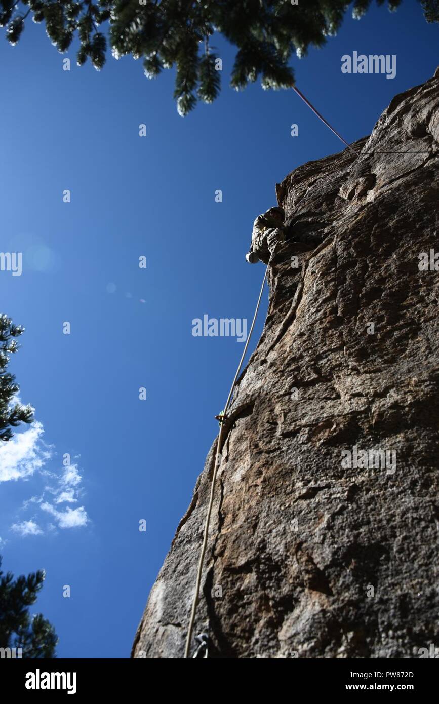 Ein US Air Force pararescueman vom 68th Rescue Squadron klettert das ...