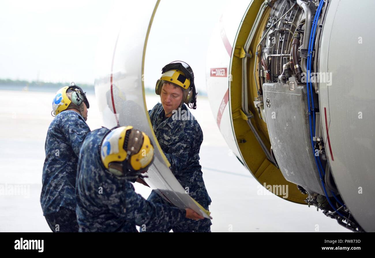 Us-Marine strategische Kommunikation Flügel eine Abteilung Matrosen Airman Alfredo Valdez, Flieger Benaja, Haag, und Petty Officer Petty Officer Third Class Jurgen Baezabernal Öffnen der Motorverkleidung Öl während einer Drehung zu service Rundum-Inspektion auf eine E-6 Mercury hier Okt. 3. Die Matrosen der SCW-1 DET Offutt für die Wartung der Flugzeuge zur Unterstützung der Airborne Command Post und die Verantwortung zu übernehmen und den Missionen, besser bekannt als ABNCP und TACAMO Stockfoto