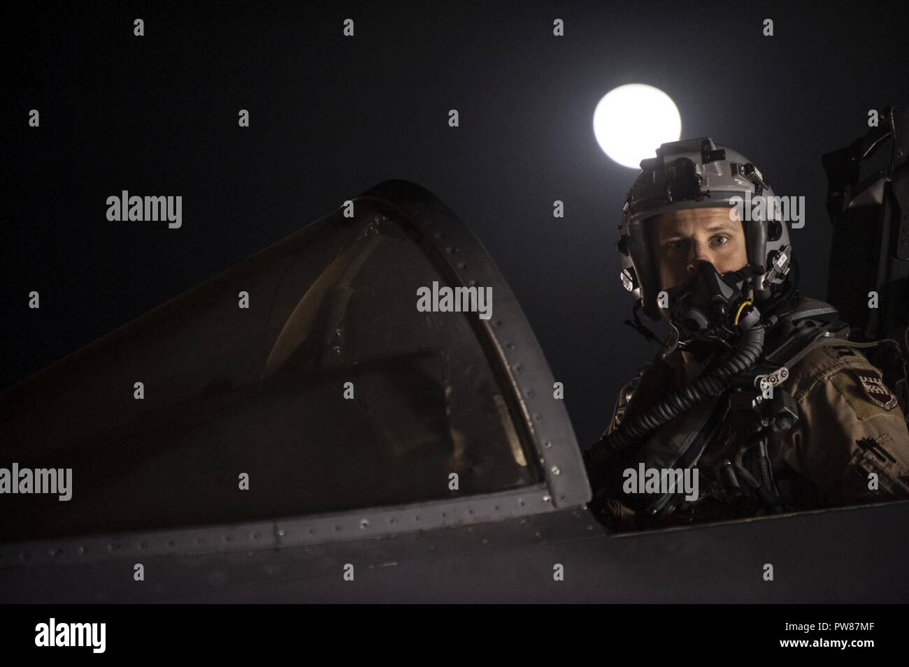 Ein Pilot der Expeditionary 492nd Fighter Squadron zugeordnet bereitet seine F-15 E Strike Eagle für einen frühen Abflug am 4. Oktober 2017, an einem geheimen Ort im Südwesten Asien. Die 492Nd EFS flogen Tausende von Einsaetzen, Tag und Nacht, für die letzten sechs Monate, die in der Nähe - eine Unterstützung für die Koalition, Bodentruppen und markante islamische Kräfte in der Region. Stockfoto