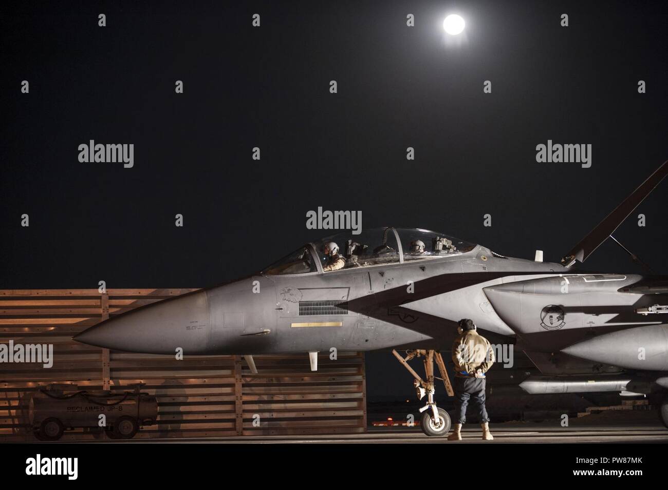 Piloten den Expeditionary 492nd Fighter Squadron zugeordnet und Betreuer aus dem 332 Expeditionary Maintenance Squadron finish vor Auf einer F-15E Strike Eagle vor einem frühen Abflug am 4. Oktober 2017, an einem geheimen Ort im Südwesten Asien. Die 492Nd EFS ist wieder in ihre Heimat nach sechs Monaten der unerbittlichen Streiks gegen die islamischen Kräfte in der Region. Stockfoto