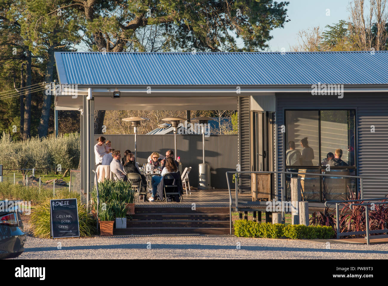 Leute, Sampling, Verkostung und Kauf von Wein in der probierstube von Rowlee Weine an Nashdale in der Nähe von Orange in New South Wales, Australien Stockfoto