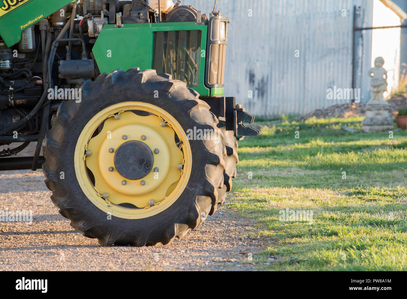 Ein gelbes Rad des Traktors und schwarzen Reifen (Reifen) auf einem grünen Traktor bei Nashdale Rowlee Weingut in der Nähe von Orange in New South Wales, Australien Stockfoto