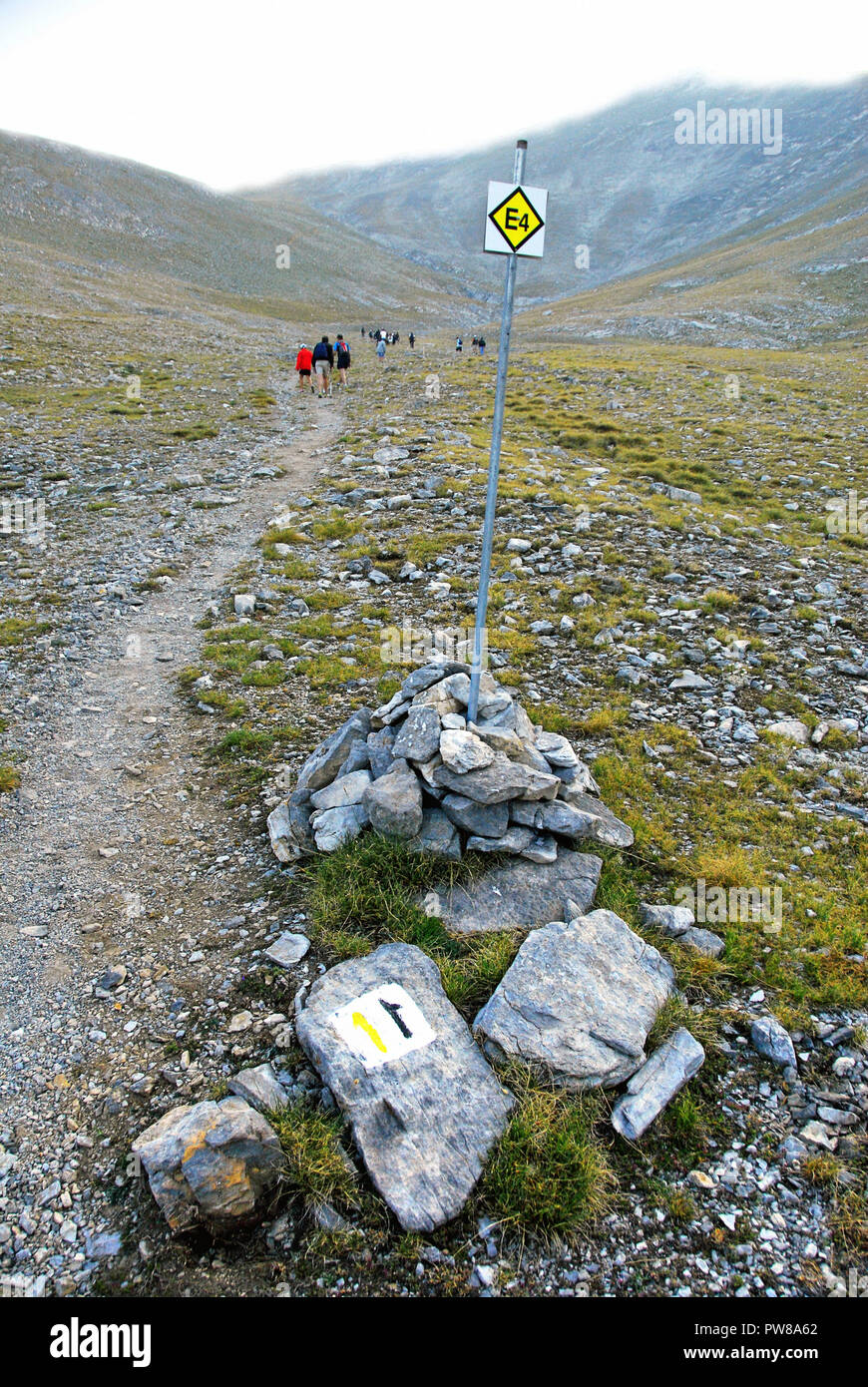 Griechenland, Olymp, eine Struktur aus Stein auf dem Olymp mt, auf 2.500 m Höhe, zeigen die Kletterer die Art und Weise der E4 Europäischer Fernwanderweg Stockfoto