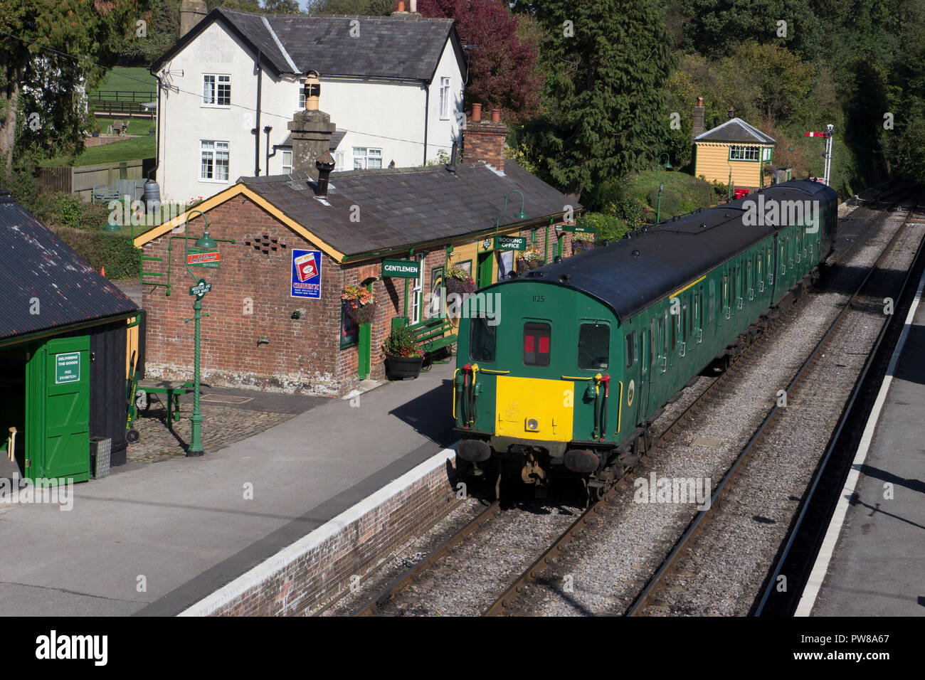 Klasse 205 DEMU Hampshire Einheit ‘Thumper’ wartet an vier Mark Station auf der Mid Hants (Watercress Line) Heritage Railway, Hampshire. Stockfoto