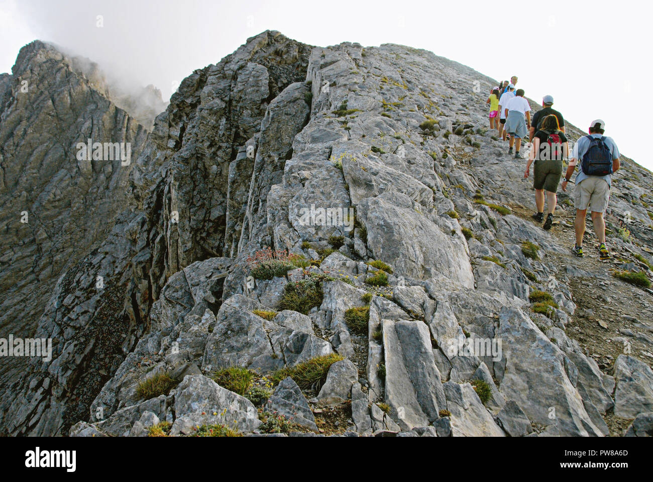 Griechenland, Berg Olymp, Kletterer auf dem Weg in der Nähe der Gipfel Mytikas (2,917 m. Höhe), auf dem Weg der E4 Europäischer Fernwanderweg. Stockfoto