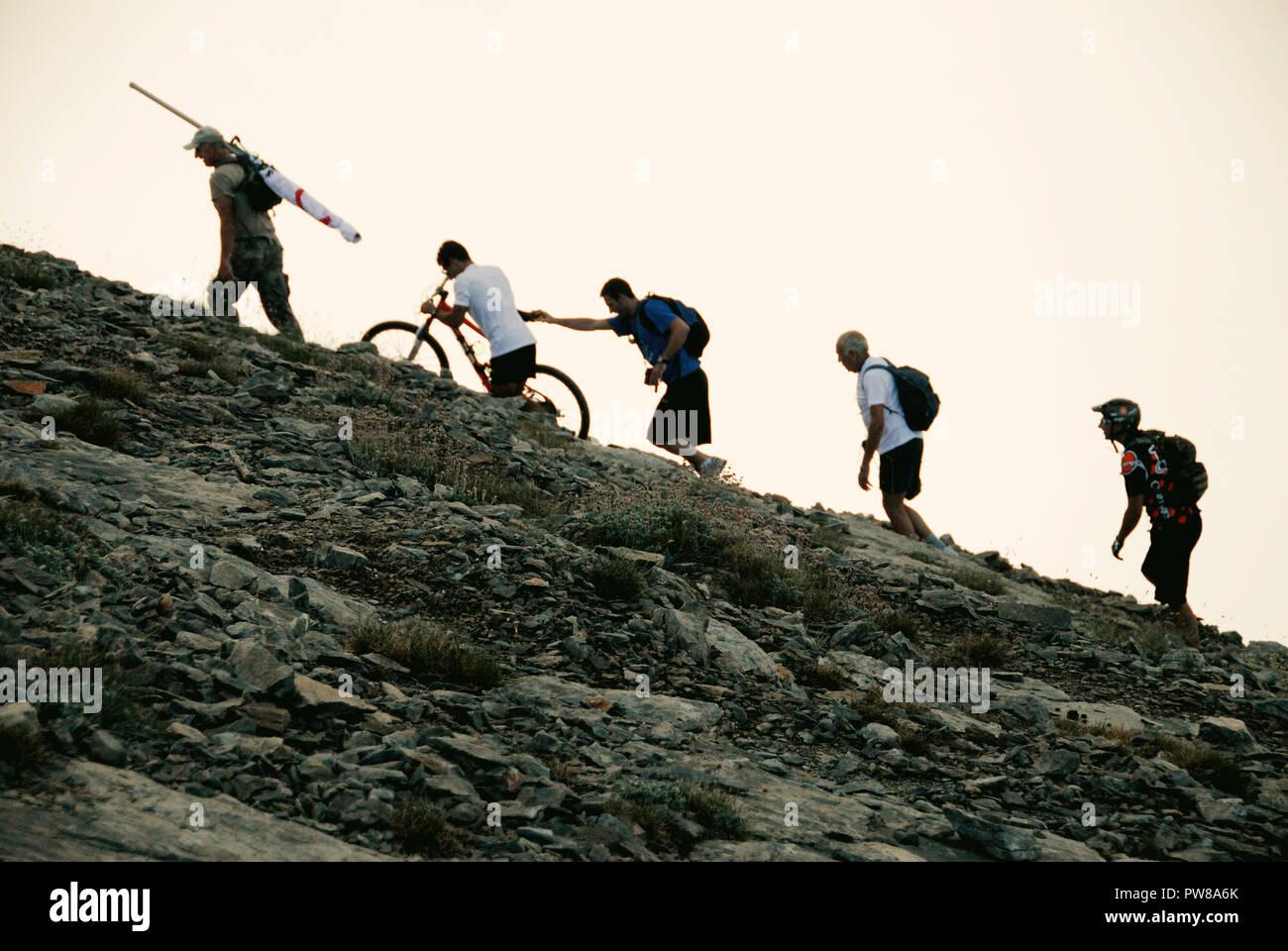 Griechenland, Berg Olymp, Kletterer auf dem Weg in der Nähe der Gipfel Mytikas (2,917 m. Höhe), auf dem Weg der E4 Europäischer Fernwanderweg, Jul. Stockfoto