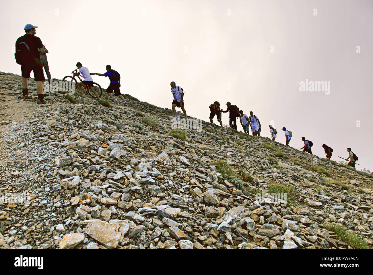 Griechenland, Berg Olymp, Kletterer auf dem Weg in der Nähe der Gipfel Mytikas (2,917 m. Höhe), auf dem Weg der E4 Europäischer Fernwanderweg, Jul. Stockfoto
