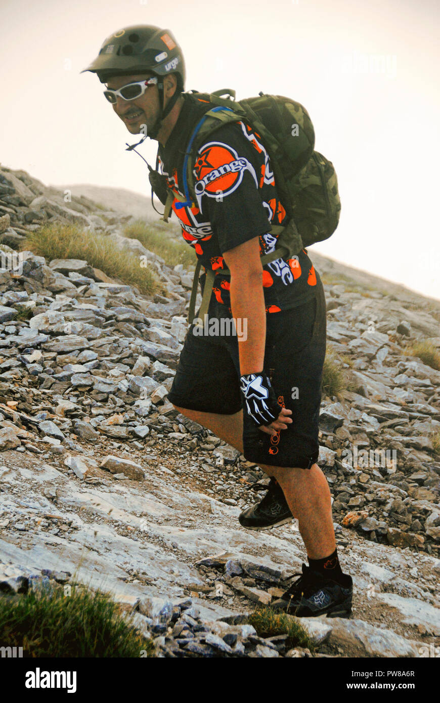 Griechenland, Berg Olymp, ein Bergsteiger auf dem Weg in der Nähe der Gipfel Mytikas (2,917 m. Höhe), 27. Juli 2012. Stockfoto