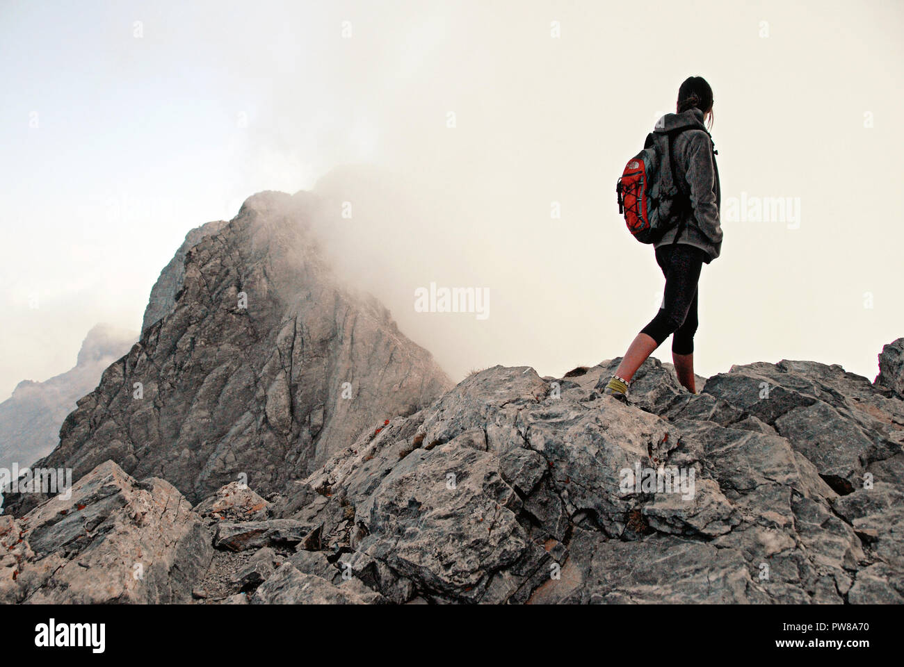 Griechenland, Olymp, ein Bergsteiger anstarren Gipfel Mytikas (2,917 m Höhe),  von 2.820 m. Höhe bei Skala Gipfel, auf dem Weg der E 4 Europäische lange  Dis Stockfotografie - Alamy
