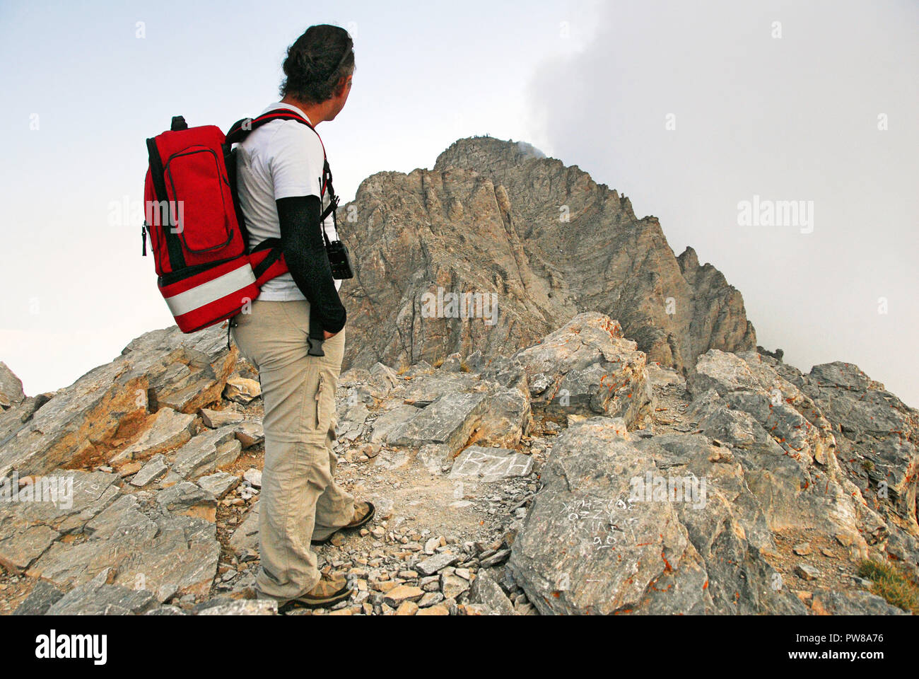 Griechenland, Berg Olymp, ein Bergsteiger auf Skala Gipfel (2.820 m Höhe), den Blick der Gipfel Mytikas (2,917 m), der höchste Gipfel des Olymp, Teil o Stockfoto