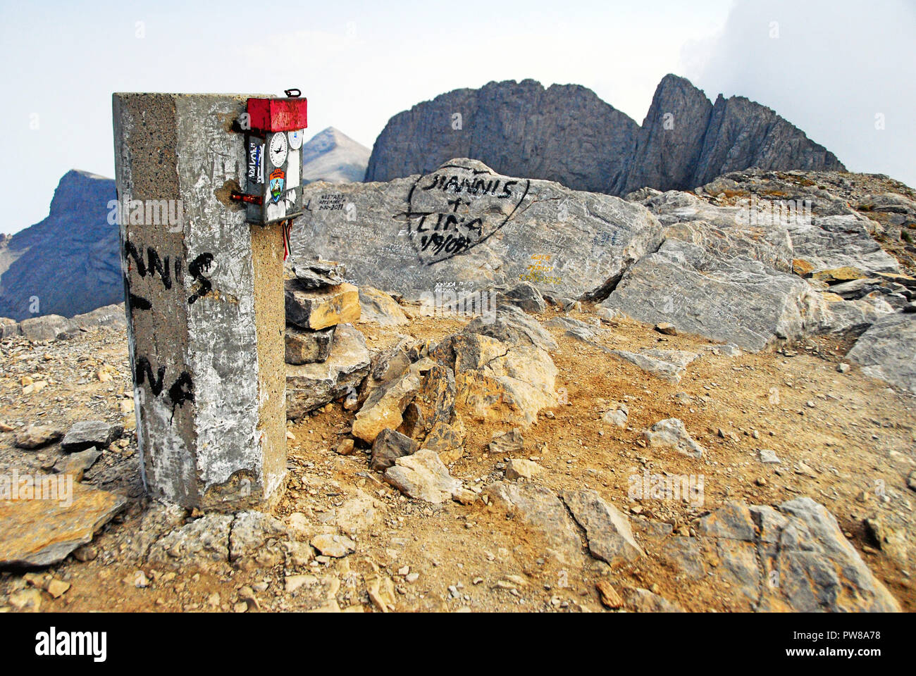 Griechenland, Berg Olymp, die Spalte mit Buch die Eindrücke' oben auf dem Gipfel Skolio (2.912 m), der zweithöchste Gipfel des Olymp, Stockfoto