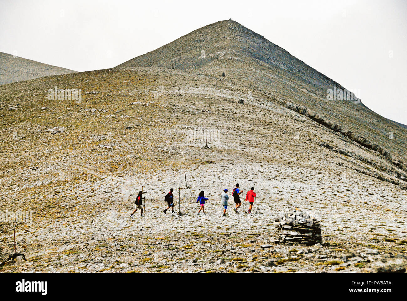 Griechenland, Olympus mt, Bergsteiger wandern unter dem Gipfel Skolio (2.912 m), der zweithöchste Gipfel des Olymp mt, Richtung Christakis Zuflucht, Teil Stockfoto