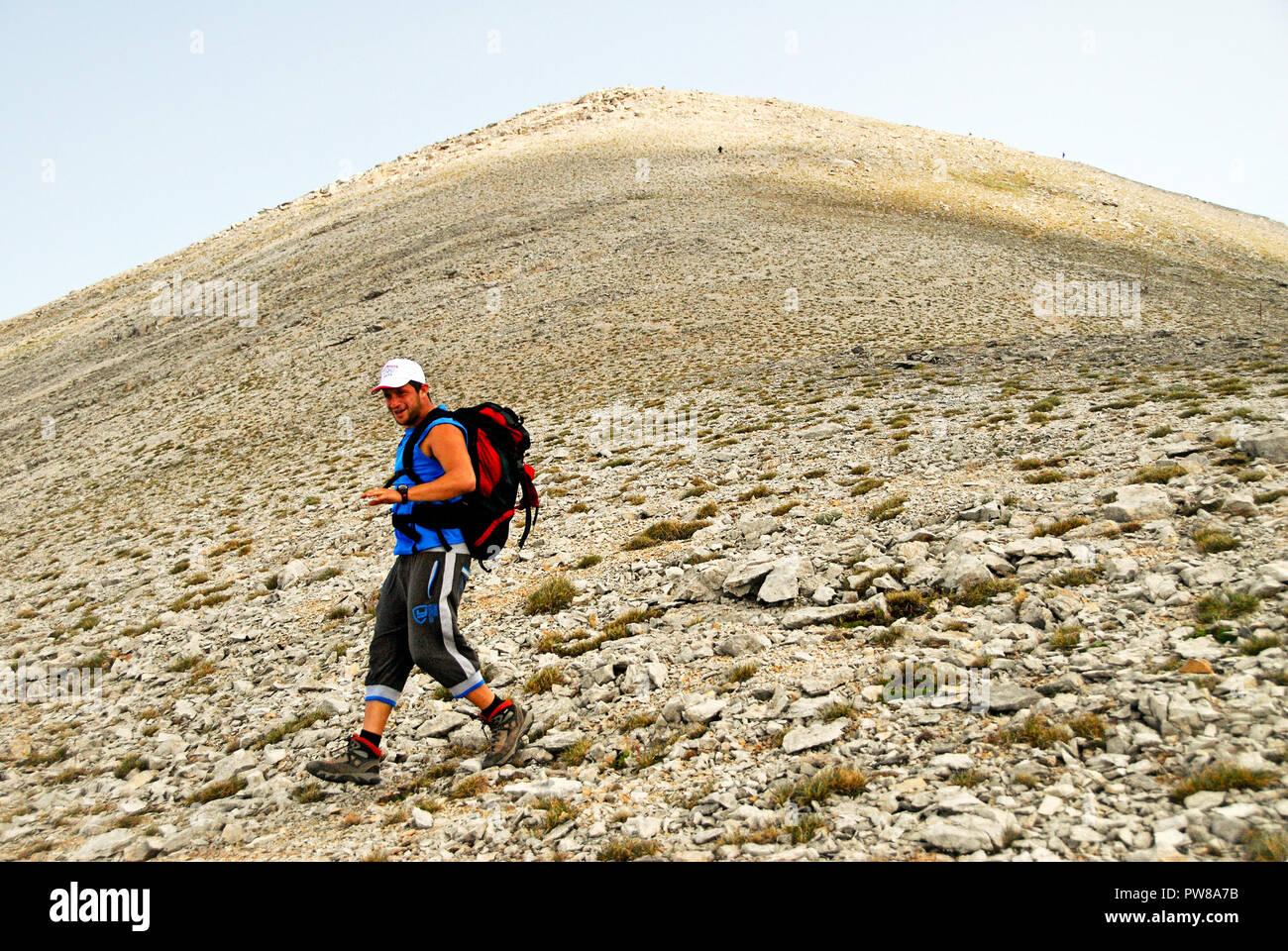 Griechenland, Olympus mt, ein Bergsteiger wandern unter dem Gipfel Skolio (2.912 m), der zweithöchste Gipfel des Olymp mt, Richtung Christakis Zuflucht, Teil Stockfoto