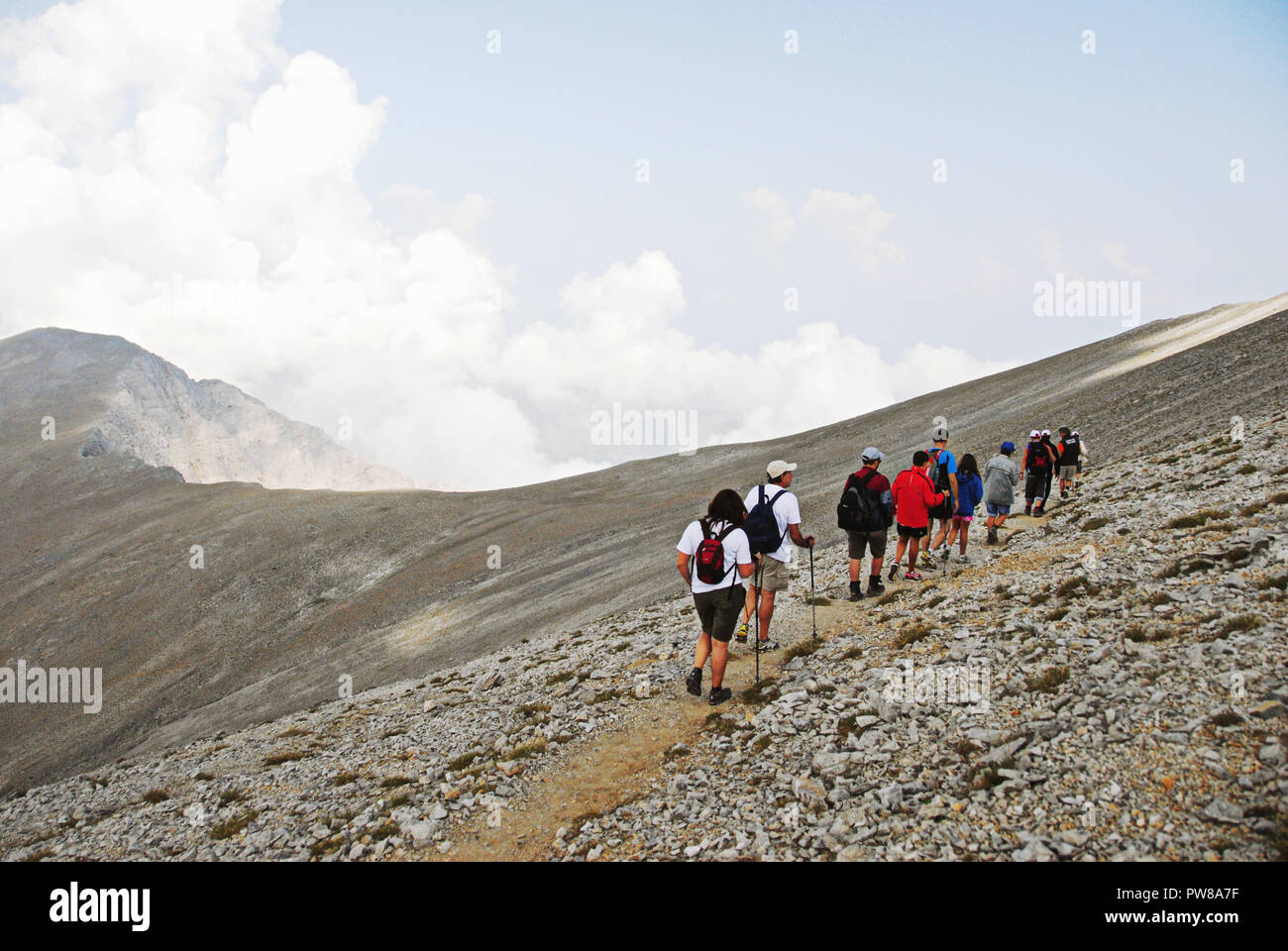 Griechenland, Olympus mt, Bergsteiger wandern unter dem Gipfel Skolio (2.912 m), der zweithöchste Gipfel des Olymp mt, Richtung Christakis Zuflucht, Teil Stockfoto