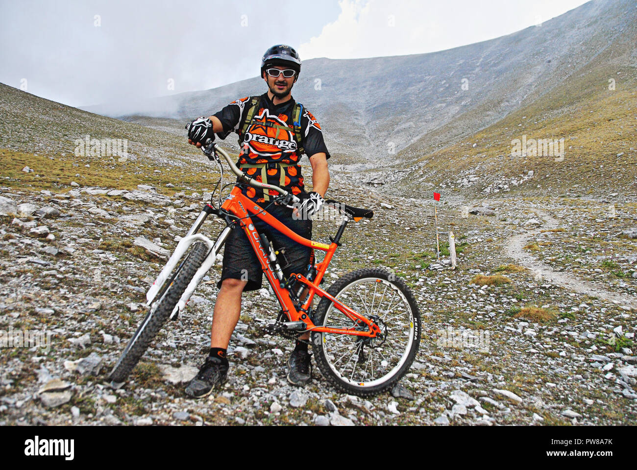 Zentral Griechenland, Berg Olymp, ein unerschrockener Radfahrer, der mit seinem Fahrrad auf dem höchsten Gipfel des Olymp aufgestiegen, Gipfel Mytikas (2,917 m), Juli Stockfoto