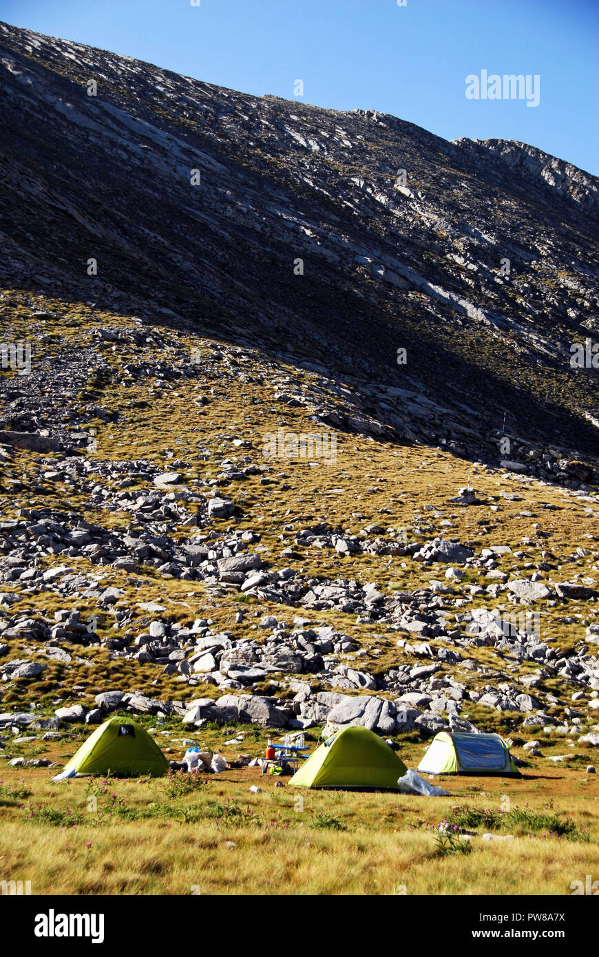 Griechenland, Berg Olymp, Zelte für abenteuerlustige Kletterer auf 2.500m Höhe, außerhalb der Christakis Zuflucht, auf dem Weg der E4 European Long distanc Stockfoto