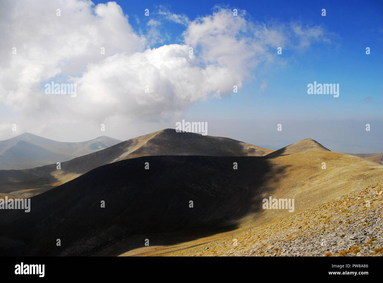 Zentral Griechenland, Berg Olymp, Panoramablick auf mehreren hohen Gipfel auf 2.850 m Höhe auf dem Weg von der E4 Europäischer Fernwanderweg abschleppen Stockfoto