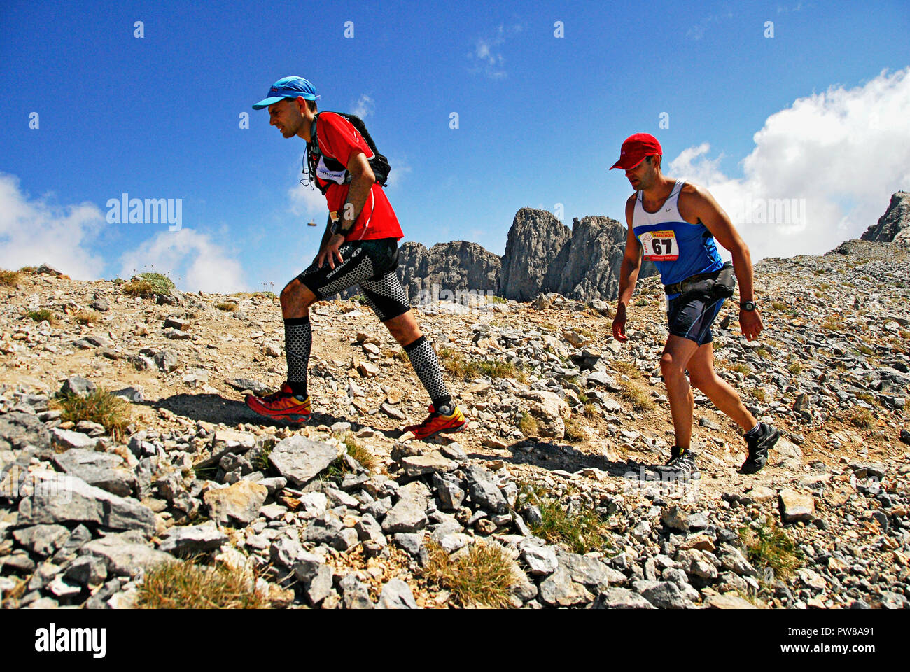 Marathonläufer auf 2.850 m Höhe, auf dem Weg der E4 Europäischer Fernwanderweg auf die höchsten Gipfel der Berg Olymp in Griechenland, Stockfoto