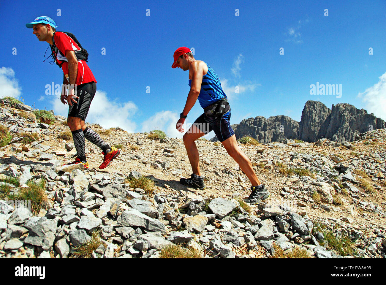 Marathonläufer auf 2.850 m Höhe, auf dem Weg der E4 Europäischer Fernwanderweg auf die höchsten Gipfel der Berg Olymp in Griechenland, Stockfoto