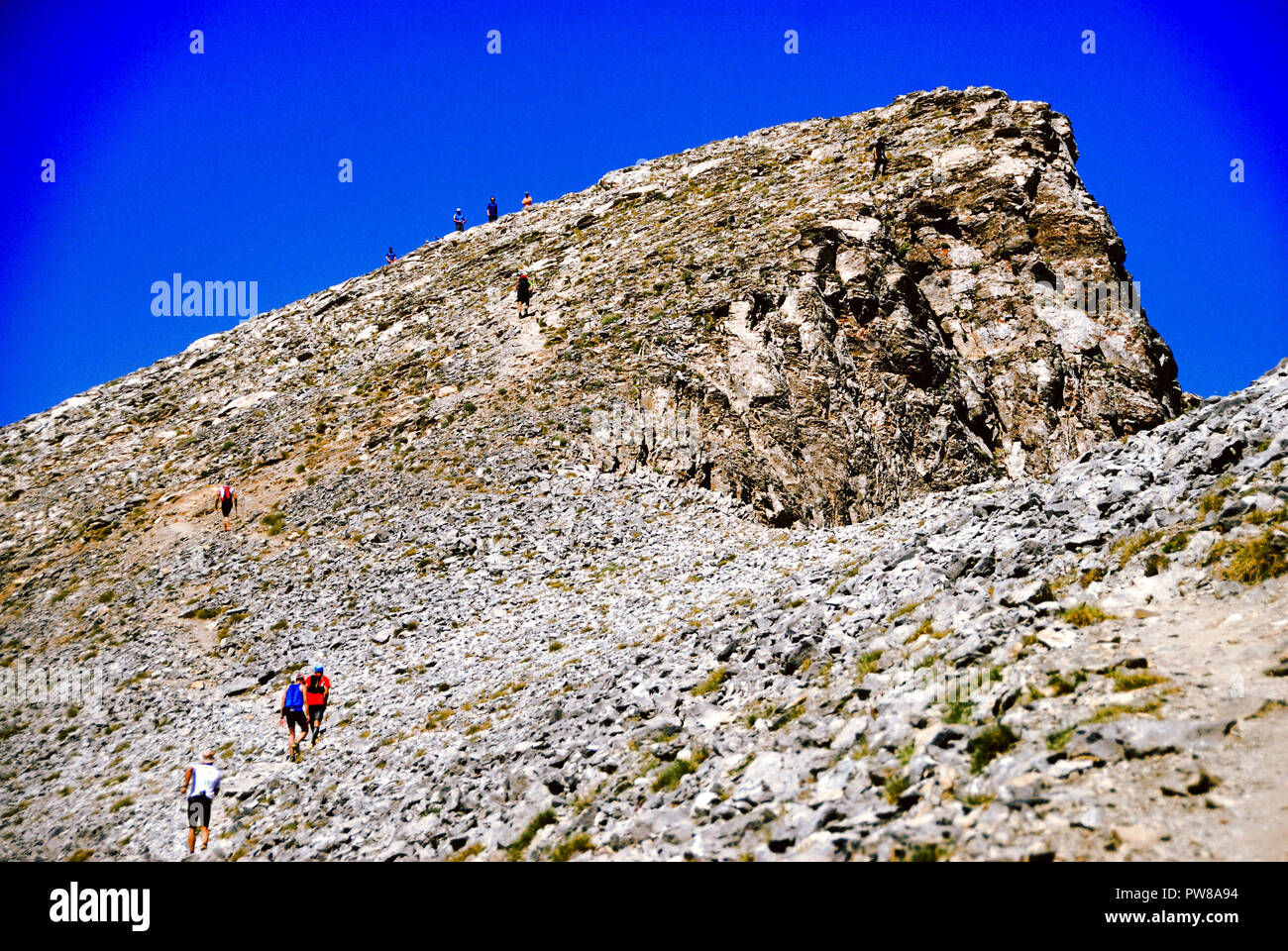 Berg Trekker auf dem Olymp in Griechenland, durch den Stein weg, in Richtung Gipfel Skolio (2.912 m.), auf dem Weg der E 4 Europäische lange Stockfoto