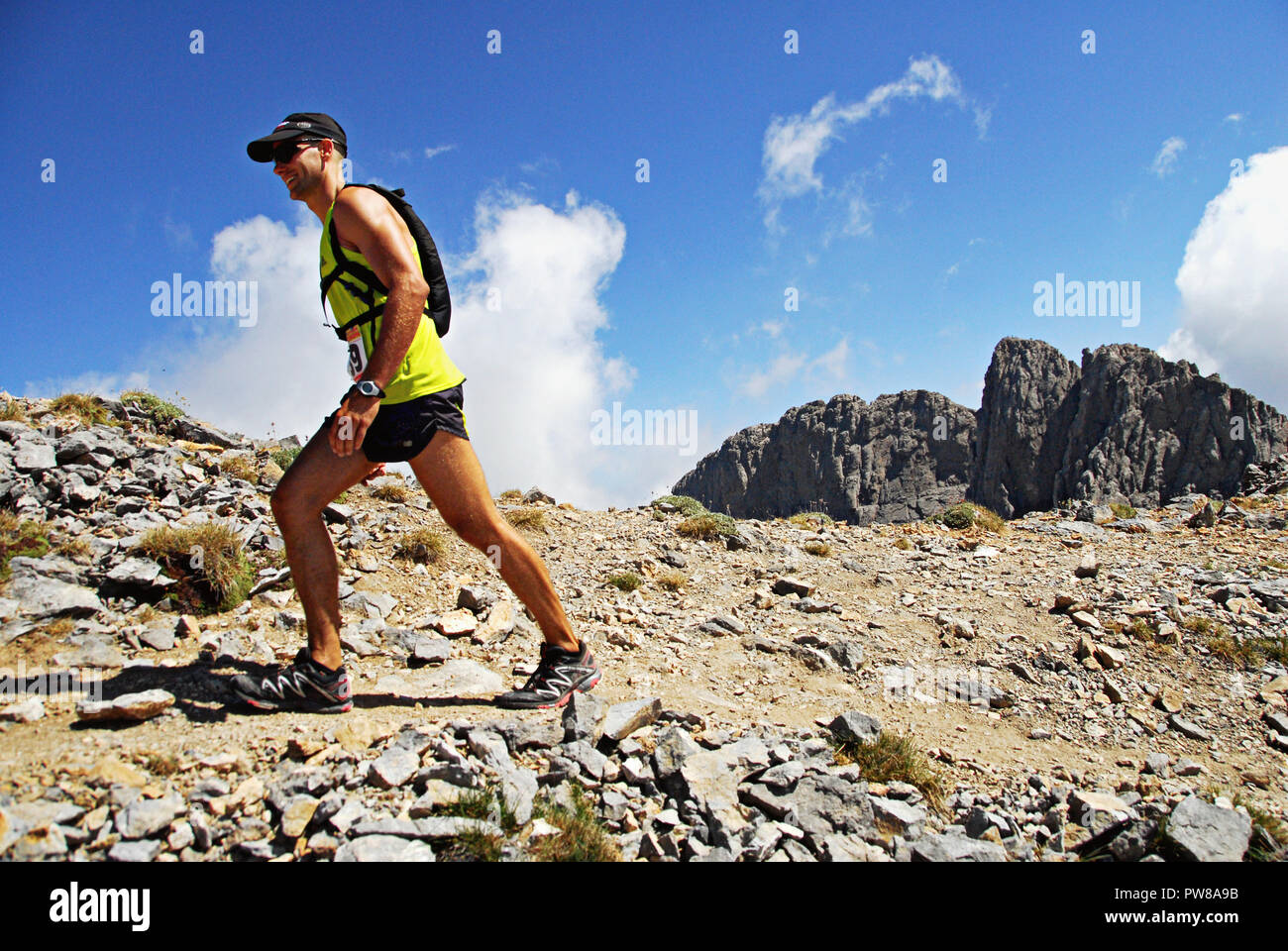 Ein Marathonläufer auf 2.850 m Höhe, auf dem Weg der E4 Europäischer Fernwanderweg auf die höchsten Gipfel des Olymp Berg in Zentral Griechenland Stockfoto