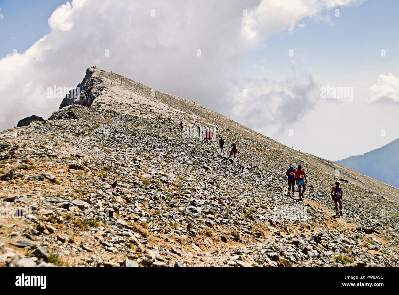 Marathonläufer auf 2.850 m Höhe, auf dem Weg der E4 Europäischer Fernwanderweg auf die höchsten Gipfel der Berg Olymp in Griechenland. Stockfoto