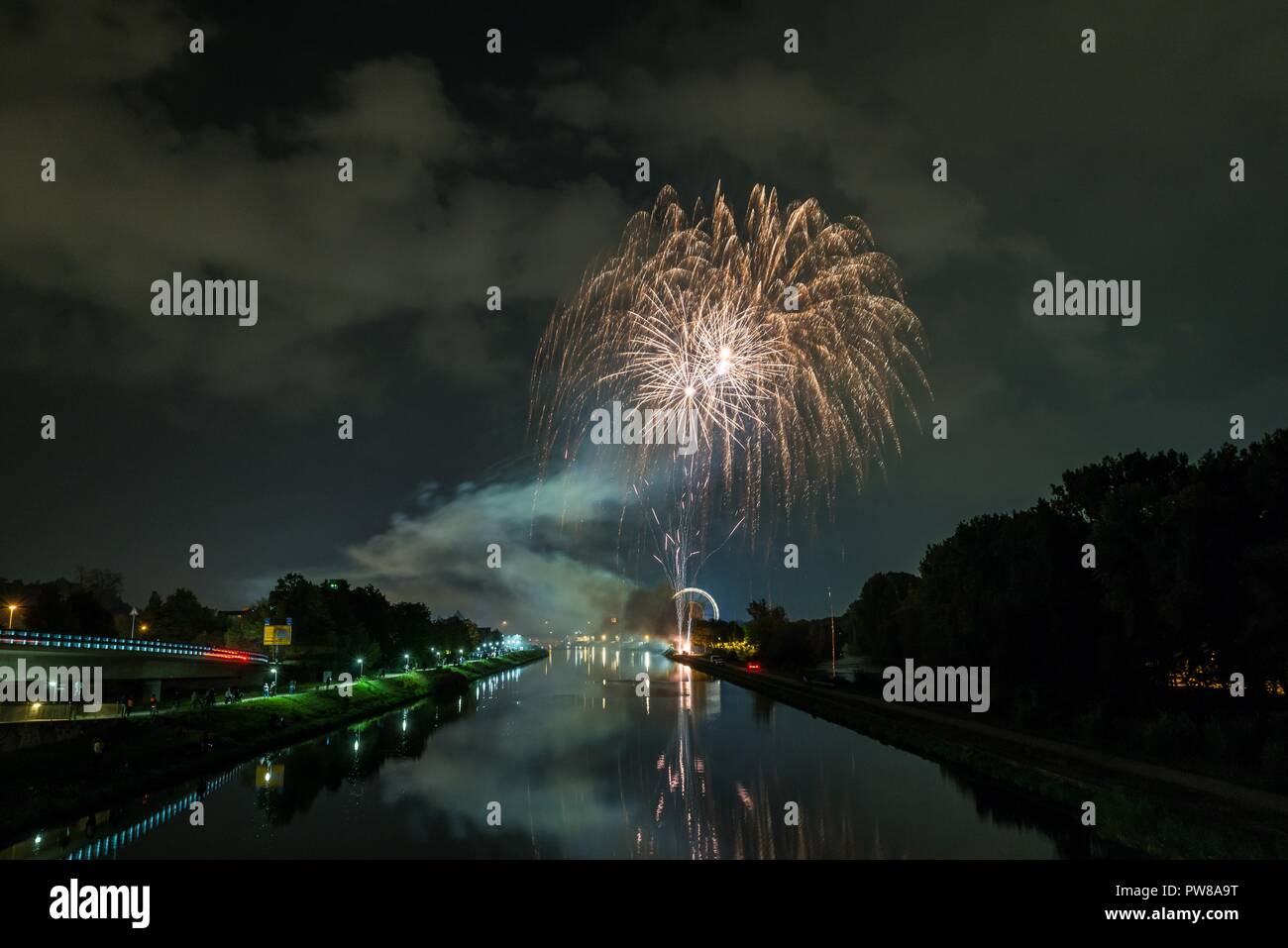Feuerwerk der Herbstdult mit Riesenrad und Kathedrale in Regensburg, Deutschland Stockfoto