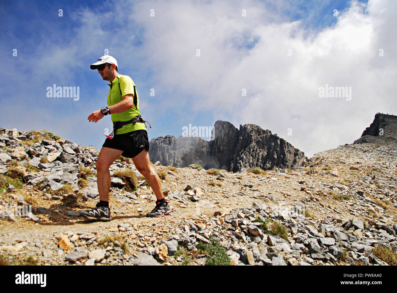 Ein Marathonläufer auf 2.850 m Höhe, auf dem Weg der E4 Europäischer Fernwanderweg auf die höchsten Gipfel des Olymp Berg in Zentral Griechenland Stockfoto