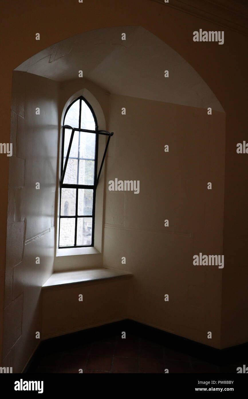 Ein Mittelalterliches Fenster im Tower von London Stockfoto