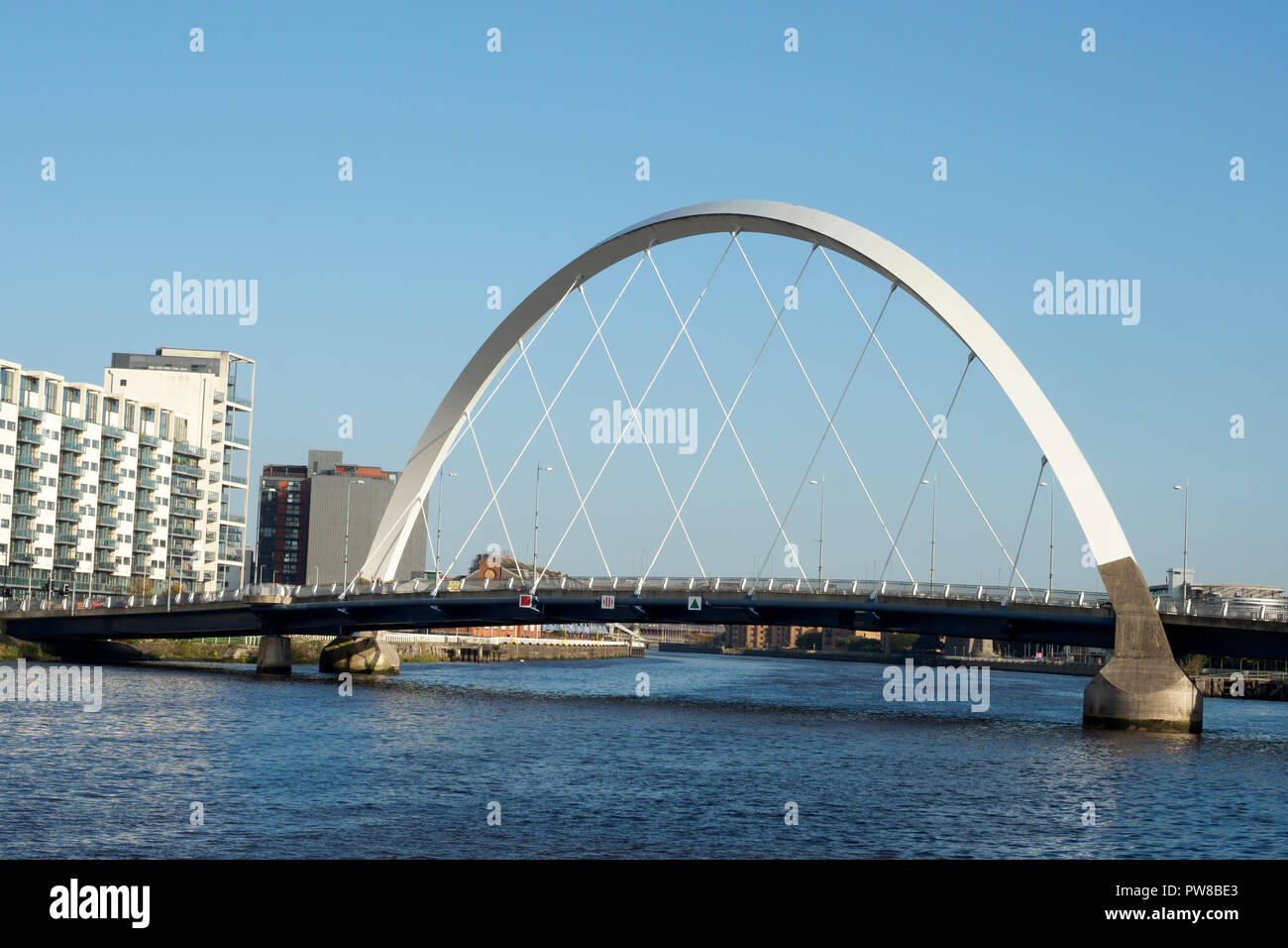 Clyde Arc (lokal bekannt als die Squinty-Brücke), ist eine Straßenbrücke überspannt den Fluss Clyde in Glasgow, Schottland Stockfoto