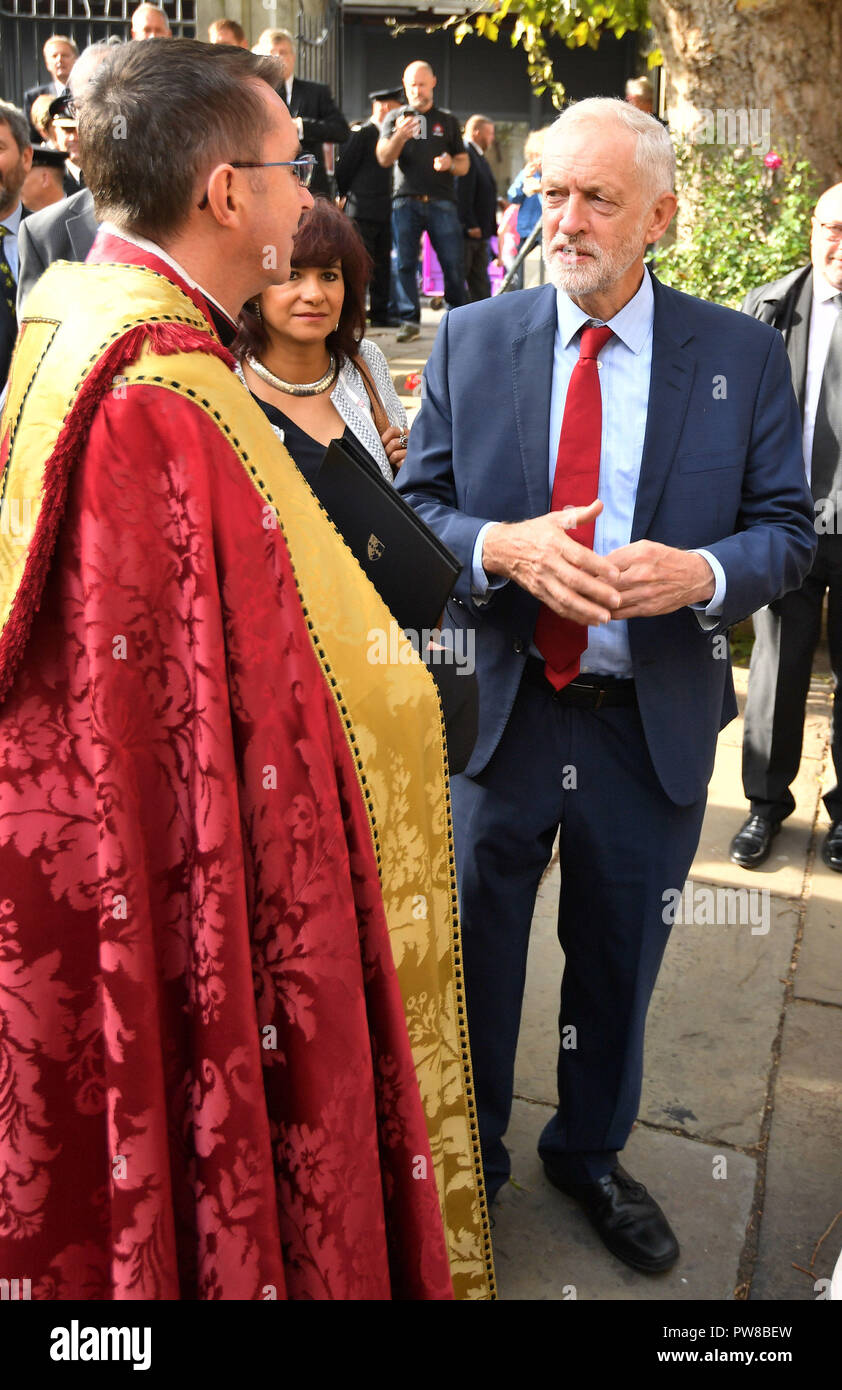 Der Führer der Jeremy Corbyn außerhalb Southwark Cathedral in London an einem fbu Service der Erinnerung für die Brandbekämpfung in der Linie der Aufgabe getötet. Stockfoto